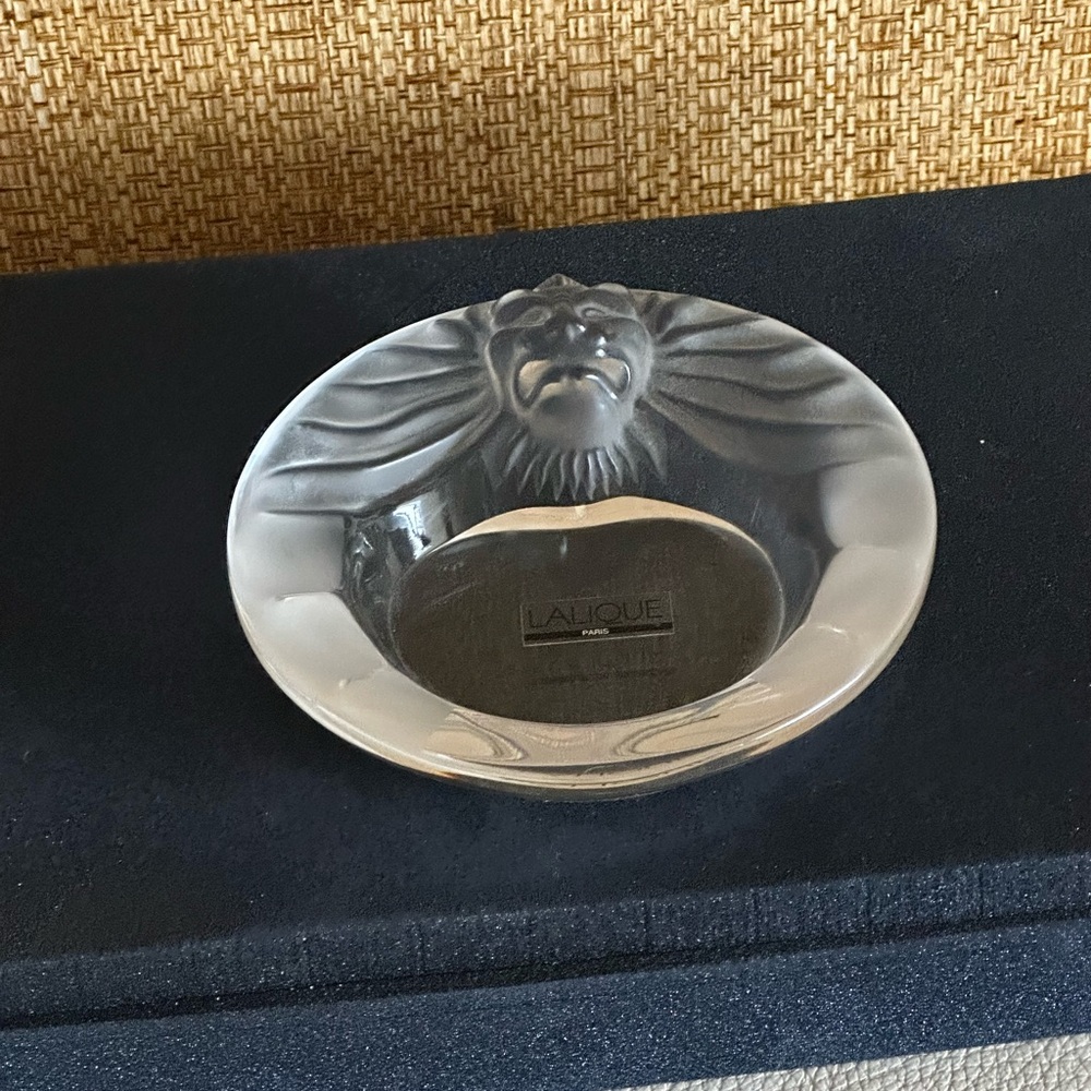 NWOB LALIQUE 1970’s Frosted Lion Head Crystal Ashtray Signed “Lalique France”. - Picture 7 of 13